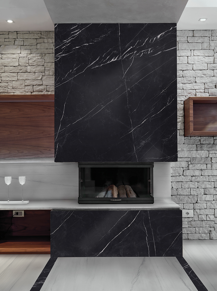 Zwarte marmerlook slab Marquina als schouw