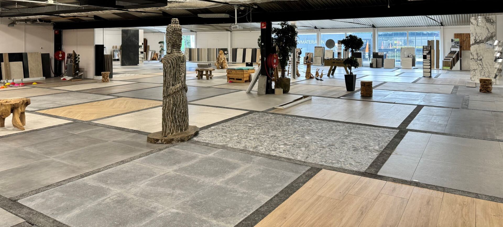 Vloerenplein in de showroom van Tegelmaxx Hengelo met grote tegelvloeren