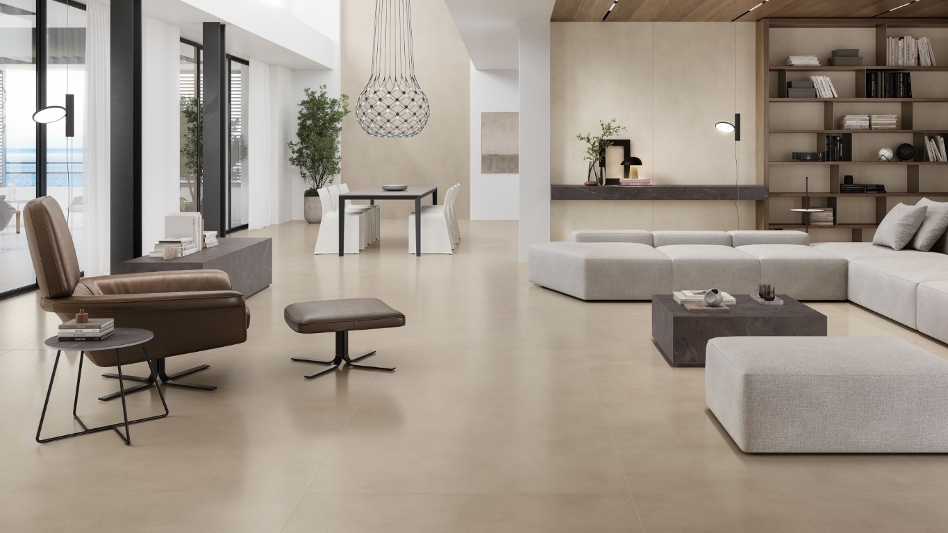Woonkamer met betonlook vloertegels Atlas Concorde Boost Balance Ash Velvet
