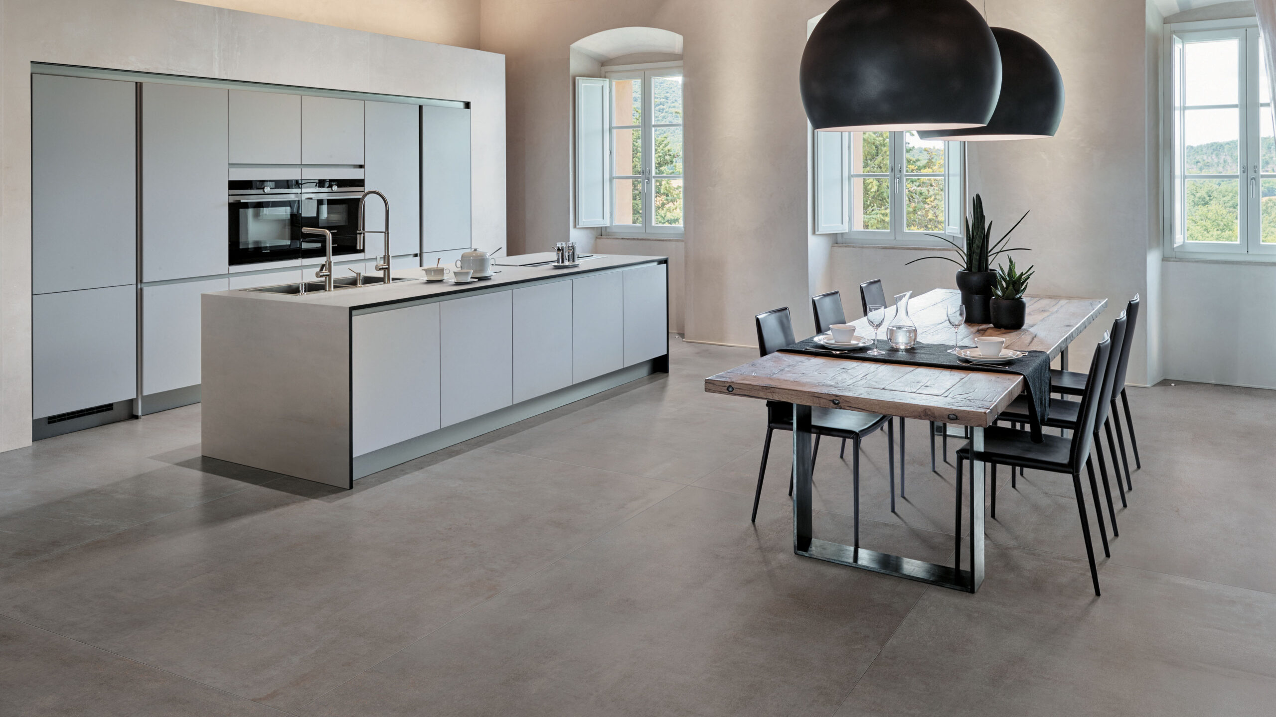 Betonlook tegels in een moderne ruimte