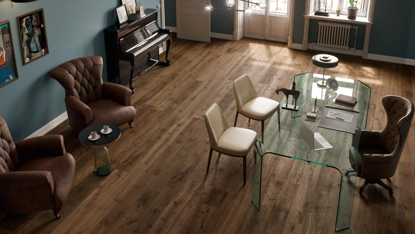 Houtlook tegels in een warme woonkamer
