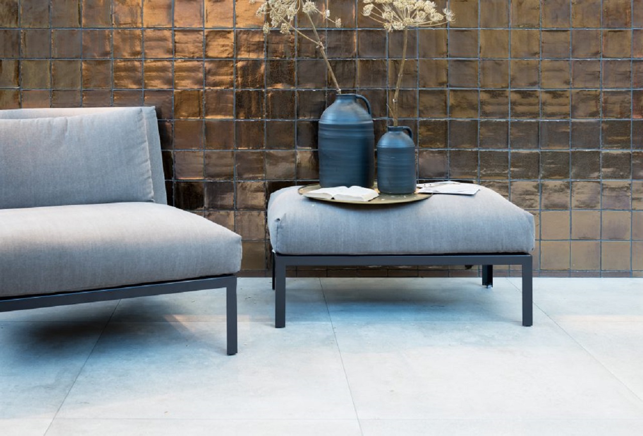 Metallic look tegels in goud